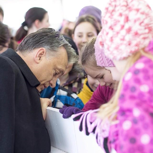 Orbán Viktor azonnal kislányokkal vágott vissza Vona Gábor kiskutyáira