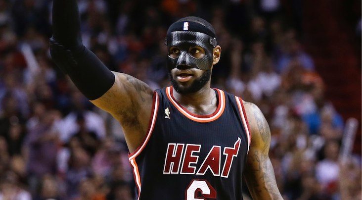 Ilyen királyul néz ki LeBron James Batman-maszkja