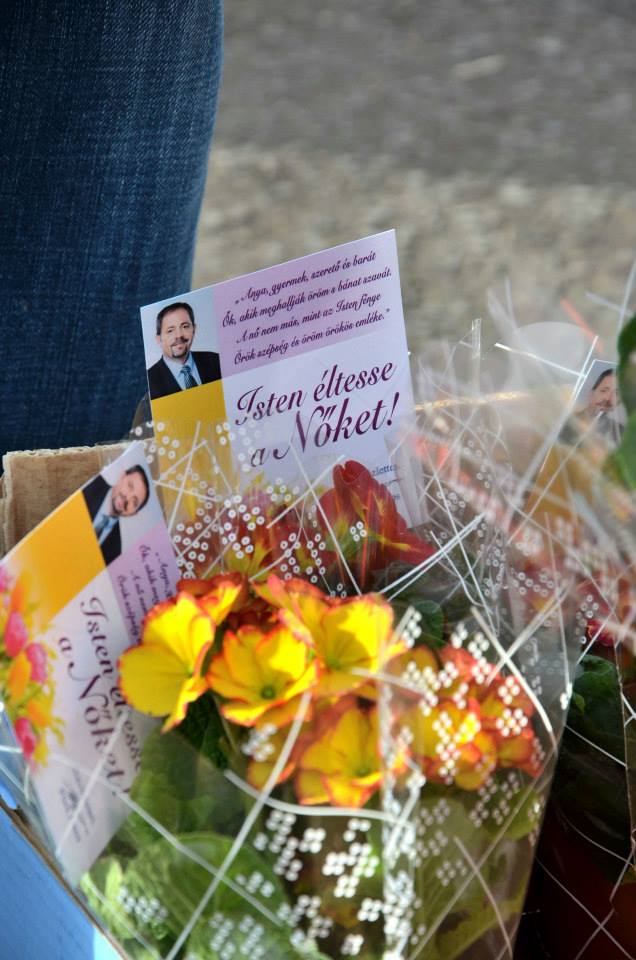 Illustration for article titled A fideszes Pócs János családi albumot készített a szavazóiból