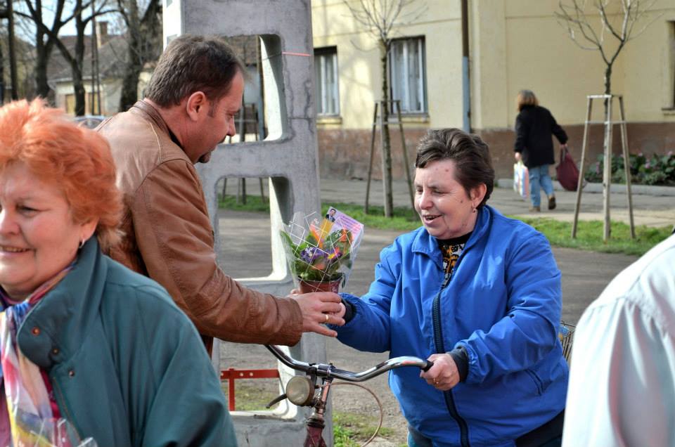 Illustration for article titled A fideszes Pócs János családi albumot készített a szavazóiból