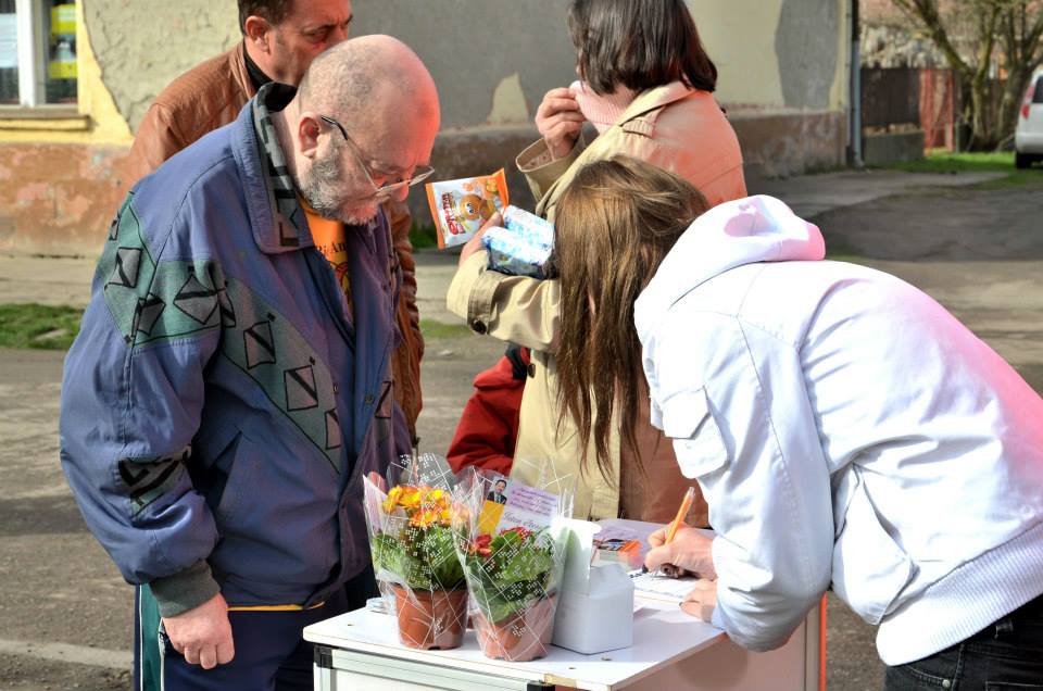 Illustration for article titled A fideszes Pócs János családi albumot készített a szavazóiból