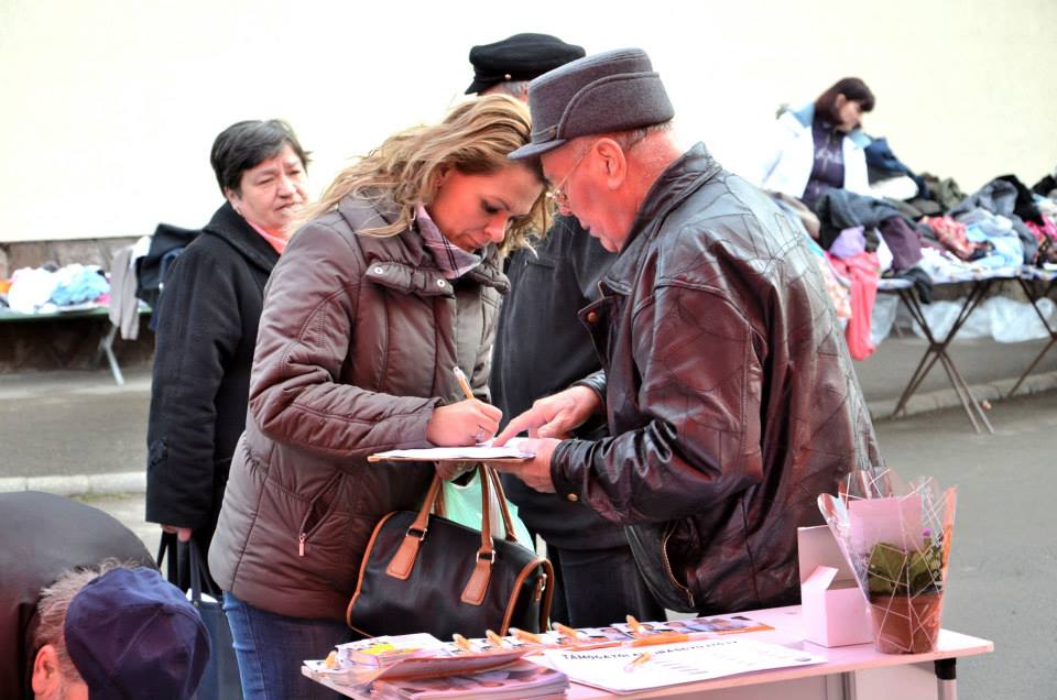 Illustration for article titled A fideszes Pócs János családi albumot készített a szavazóiból