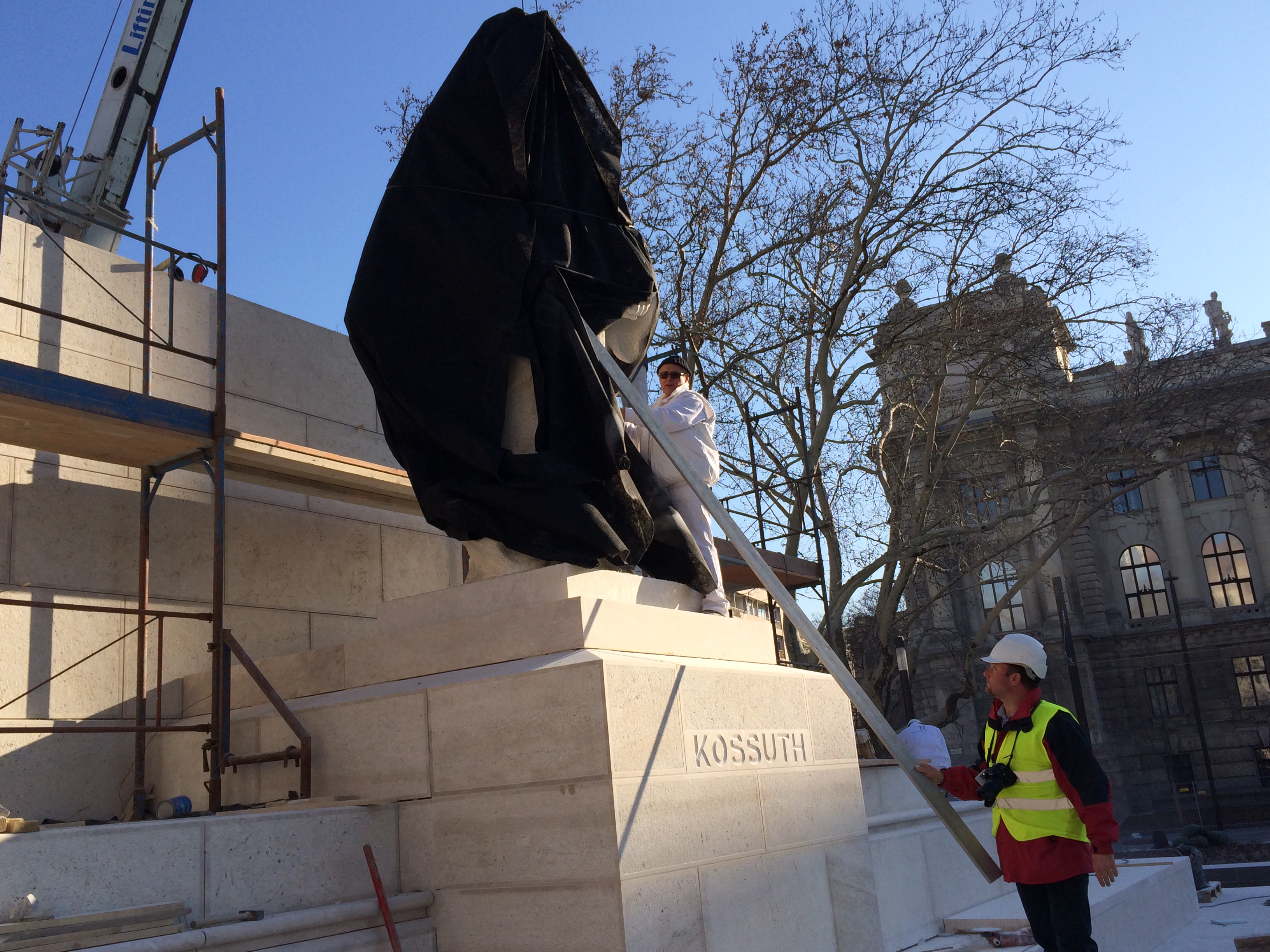 Illustration for article titled Baromi jó lett az új Kossuth tér, nem támadt fel Horthy