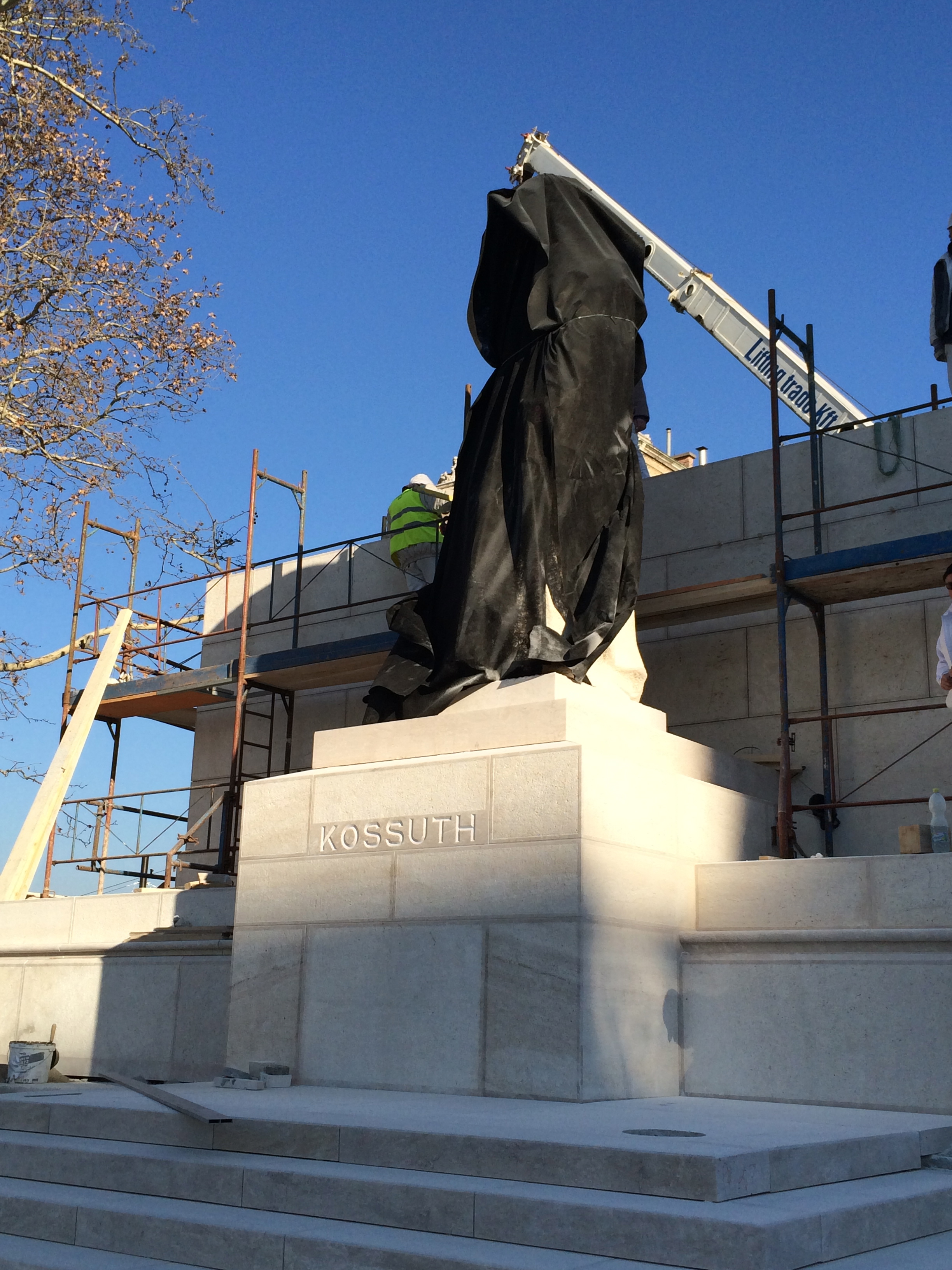 Illustration for article titled Baromi jó lett az új Kossuth tér, nem támadt fel Horthy