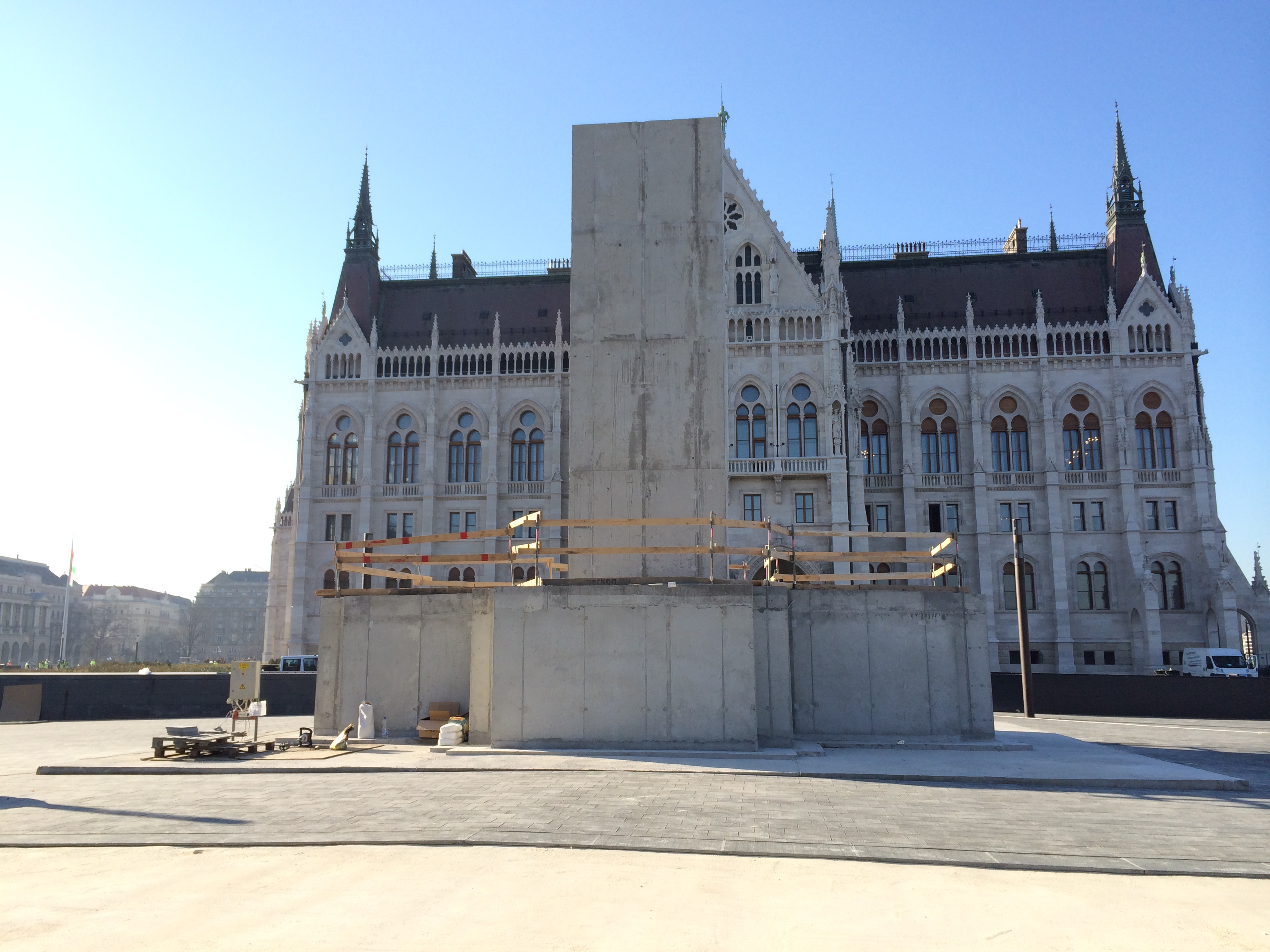 Illustration for article titled Baromi jó lett az új Kossuth tér, nem támadt fel Horthy