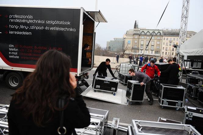 Illustration for article titled Március 15. - Pajkos esőcseppek a kopasz fejeken (Percről percre)