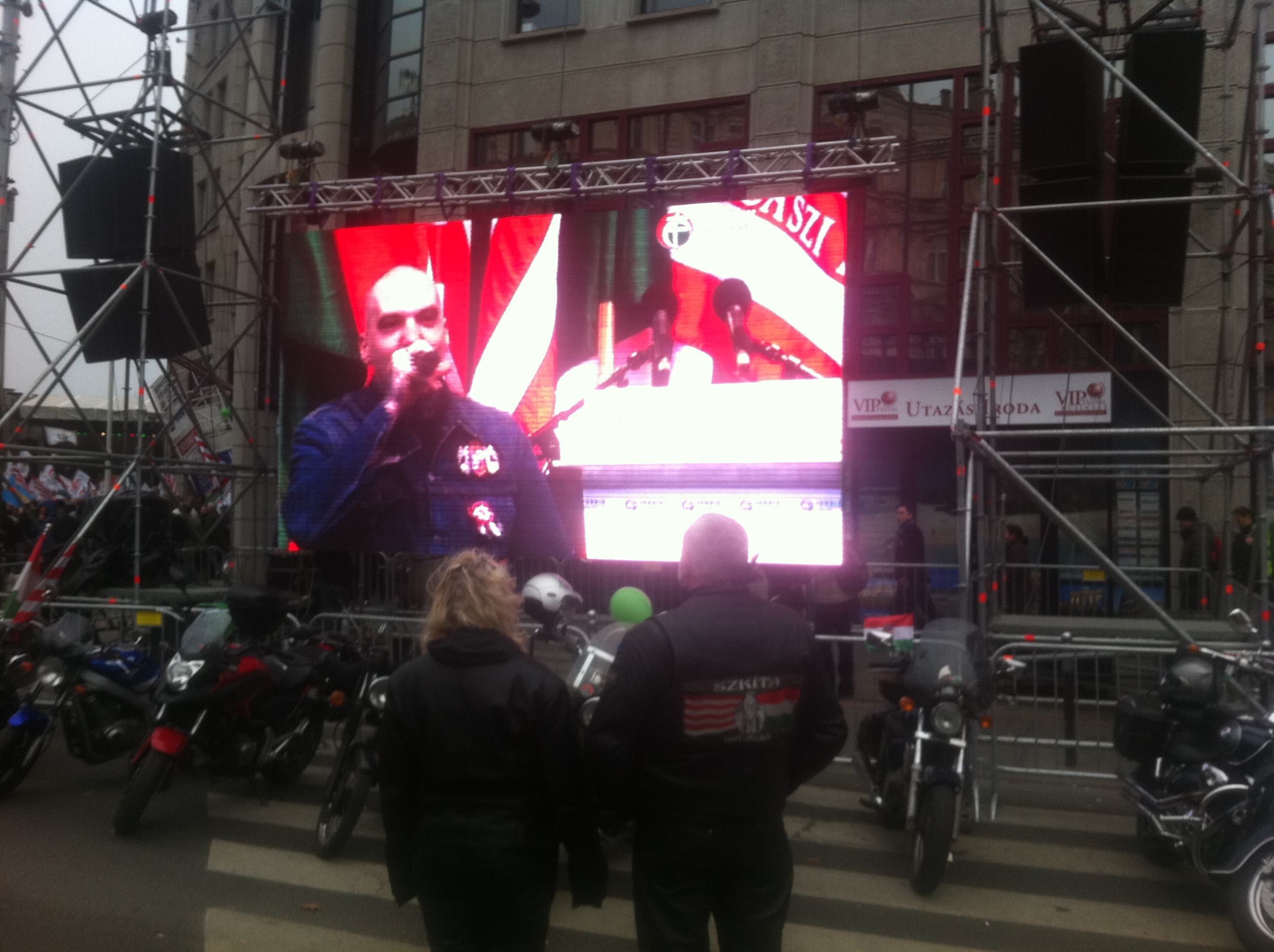 Illustration for article titled Március 15. - Pajkos esőcseppek a kopasz fejeken (Percről percre)