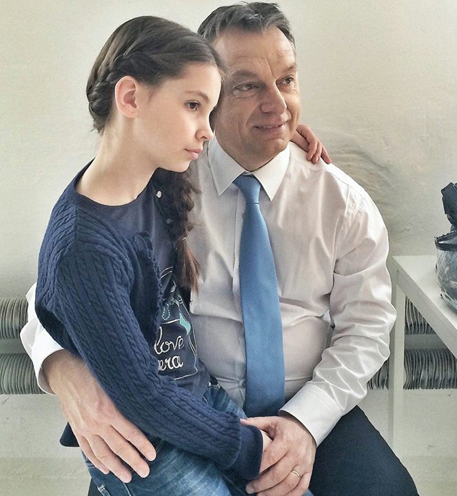 Mi jöhet még? Lajhárral vagy embrióval fotózkodik legközelebb Orbán?