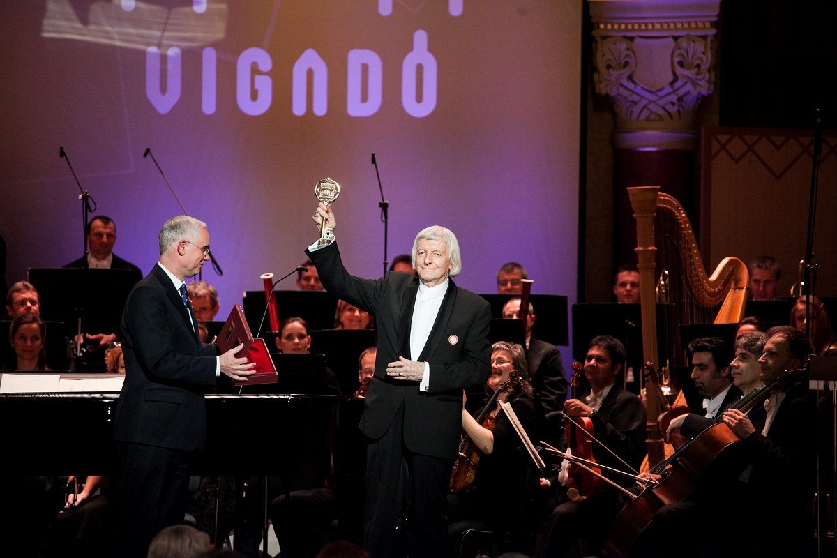 Illustration for article titled Pinaasztal mögött szivarozhat Fekete György az Aranykalickában