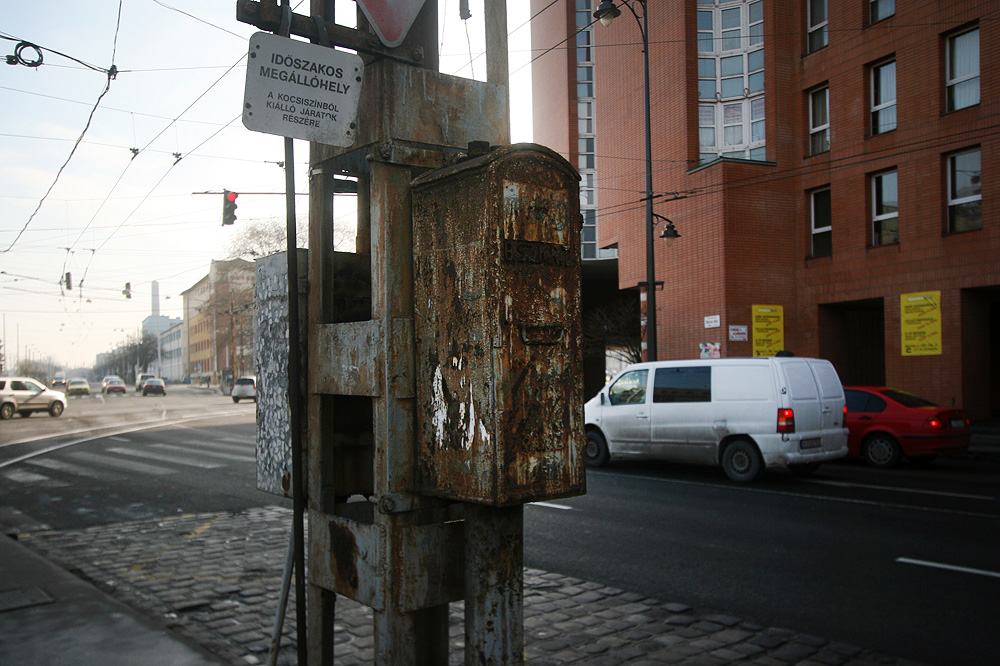 Ősöreg halálfej mered a trolizókra az Orczy téren