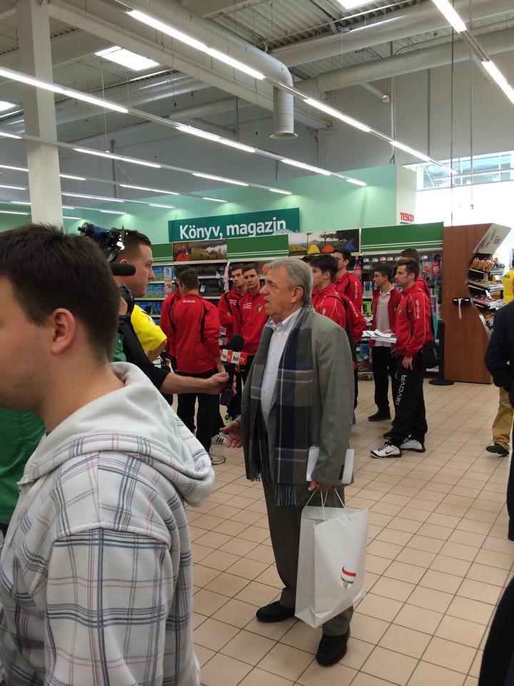 Illustration for article titled A budaörsi Tescóban haknizott Pelé