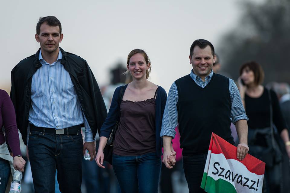 Illustration for article titled A Fidesz galériája szerint a békemenetesek főleg cool fiatalok voltak