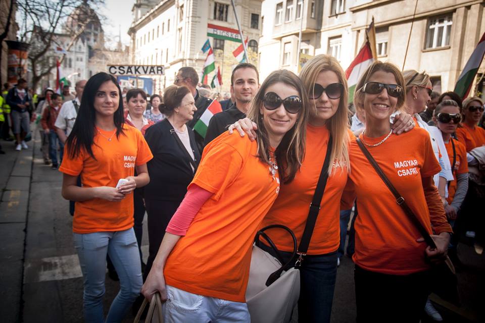 Illustration for article titled A Fidesz galériája szerint a békemenetesek főleg cool fiatalok voltak