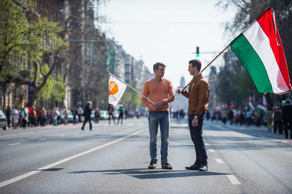 Illustration for article titled A Fidesz galériája szerint a békemenetesek főleg cool fiatalok voltak