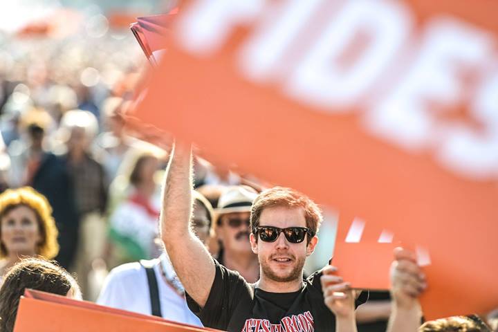 Illustration for article titled A Fidesz galériája szerint a békemenetesek főleg cool fiatalok voltak