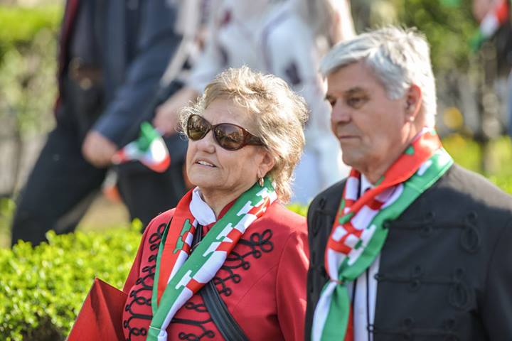 Illustration for article titled A Fidesz galériája szerint a békemenetesek főleg cool fiatalok voltak