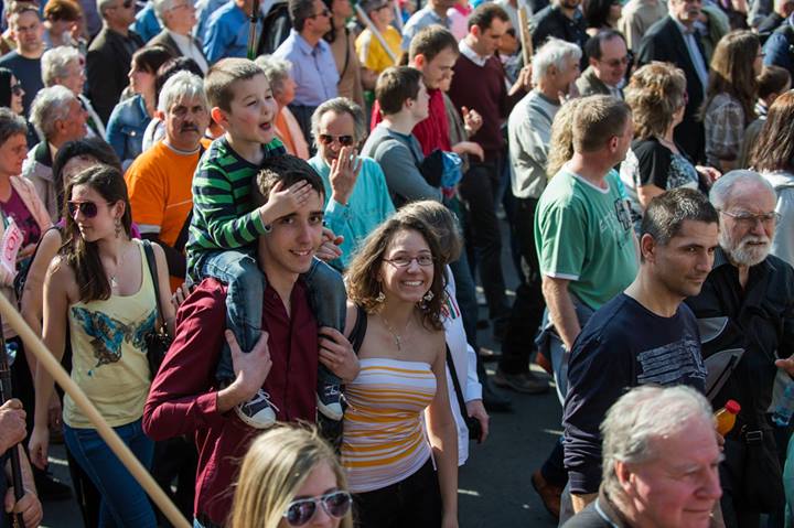 Illustration for article titled A Fidesz galériája szerint a békemenetesek főleg cool fiatalok voltak