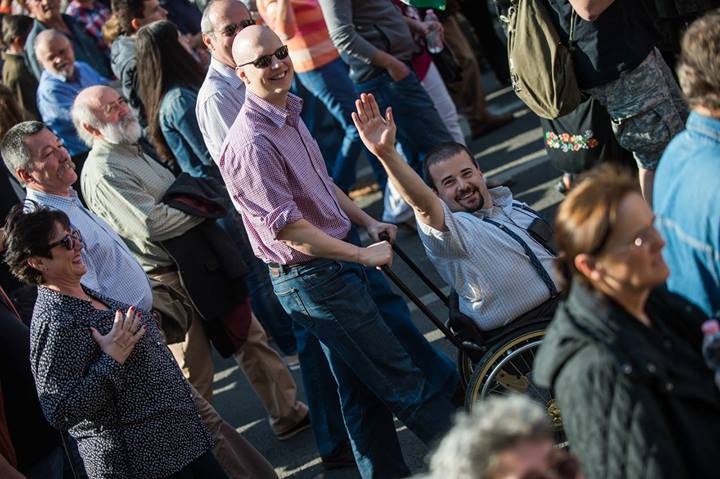 Illustration for article titled A Fidesz galériája szerint a békemenetesek főleg cool fiatalok voltak