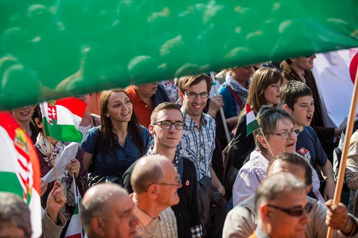 Illustration for article titled A Fidesz galériája szerint a békemenetesek főleg cool fiatalok voltak