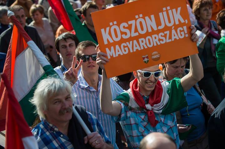 Illustration for article titled A Fidesz galériája szerint a békemenetesek főleg cool fiatalok voltak