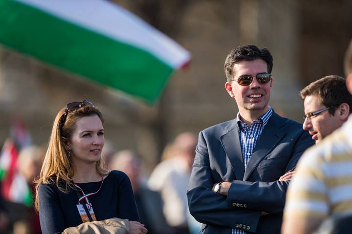 Illustration for article titled A Fidesz galériája szerint a békemenetesek főleg cool fiatalok voltak