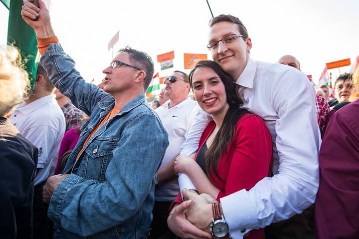 Illustration for article titled A Fidesz galériája szerint a békemenetesek főleg cool fiatalok voltak