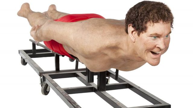 Ettől az élethű David Hasselhoff-szobortól kiráz a hideg