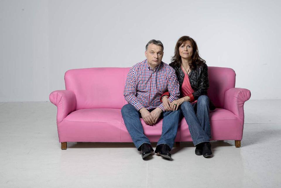 Vége a kanapébulinak, megérkezett az asszony