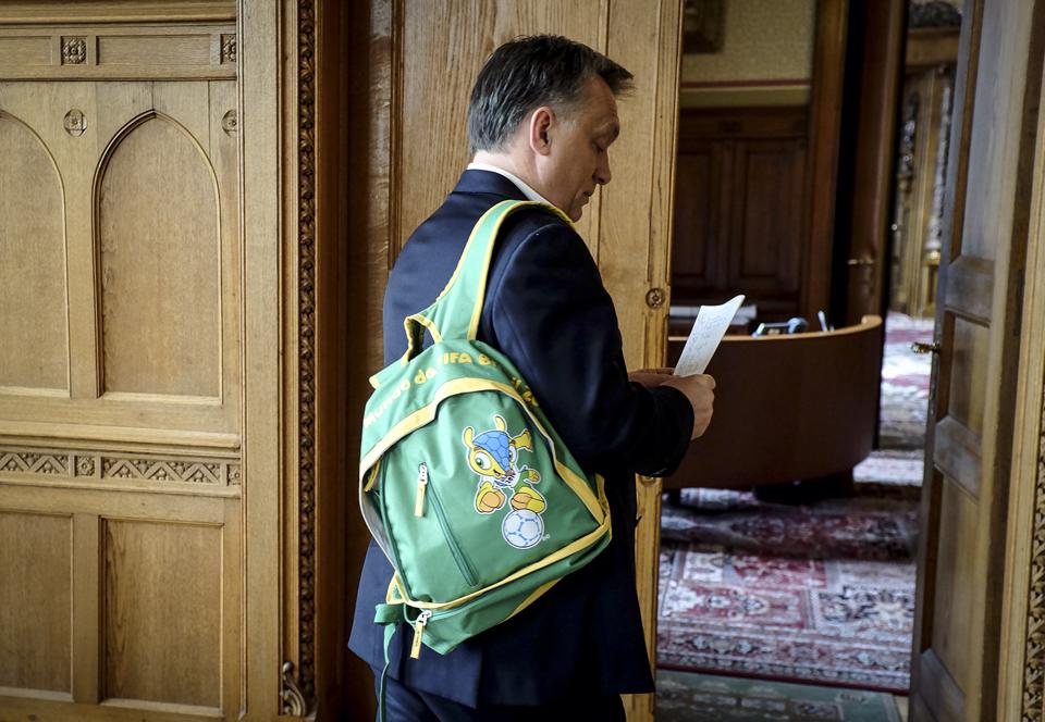 Tatu van Orbán új hátizsákján. Nem orosz álleszbi együttes, kabalaállat