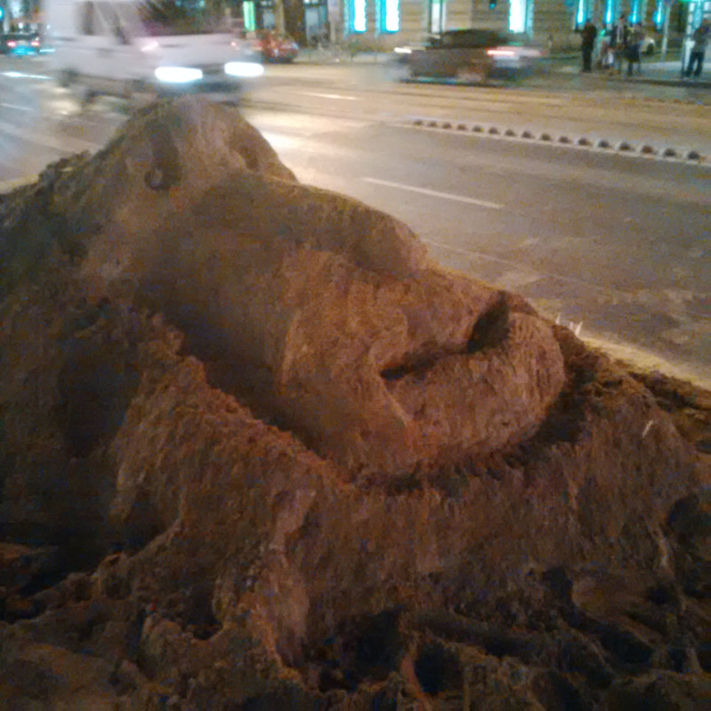 Megvan még az óriás homokszörny az Erzsébet körúton?