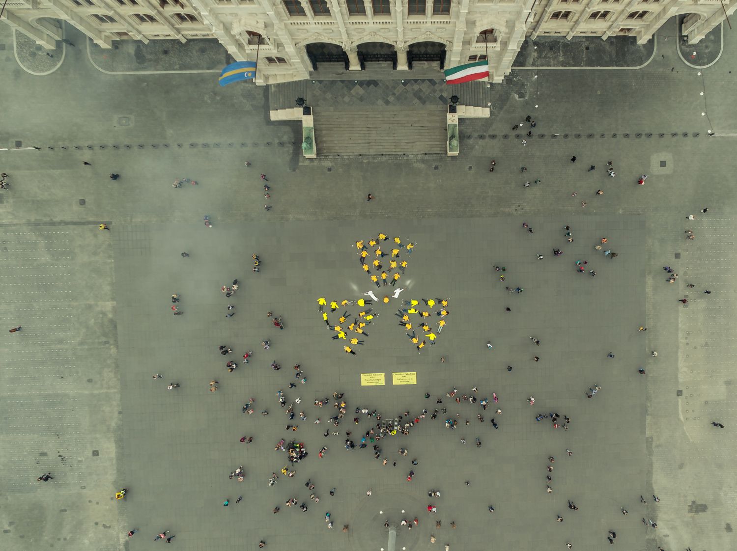 Illustration for article titled A Greenpeace is felavatta az új Kossuth teret