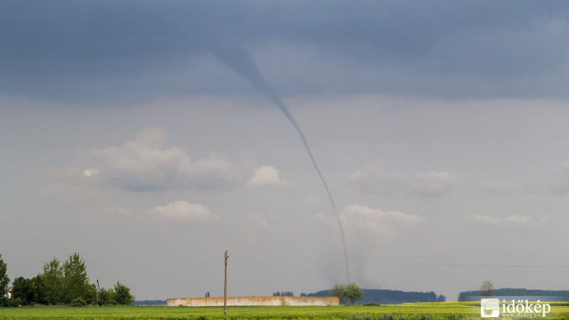 Illustration for article titled Mindeközben Békés megyében tombolnak a tornádók