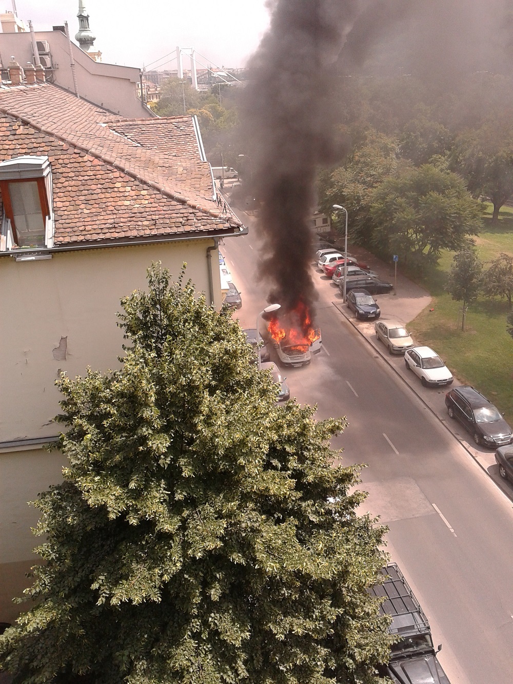 Égő autók az Attila úton, most!