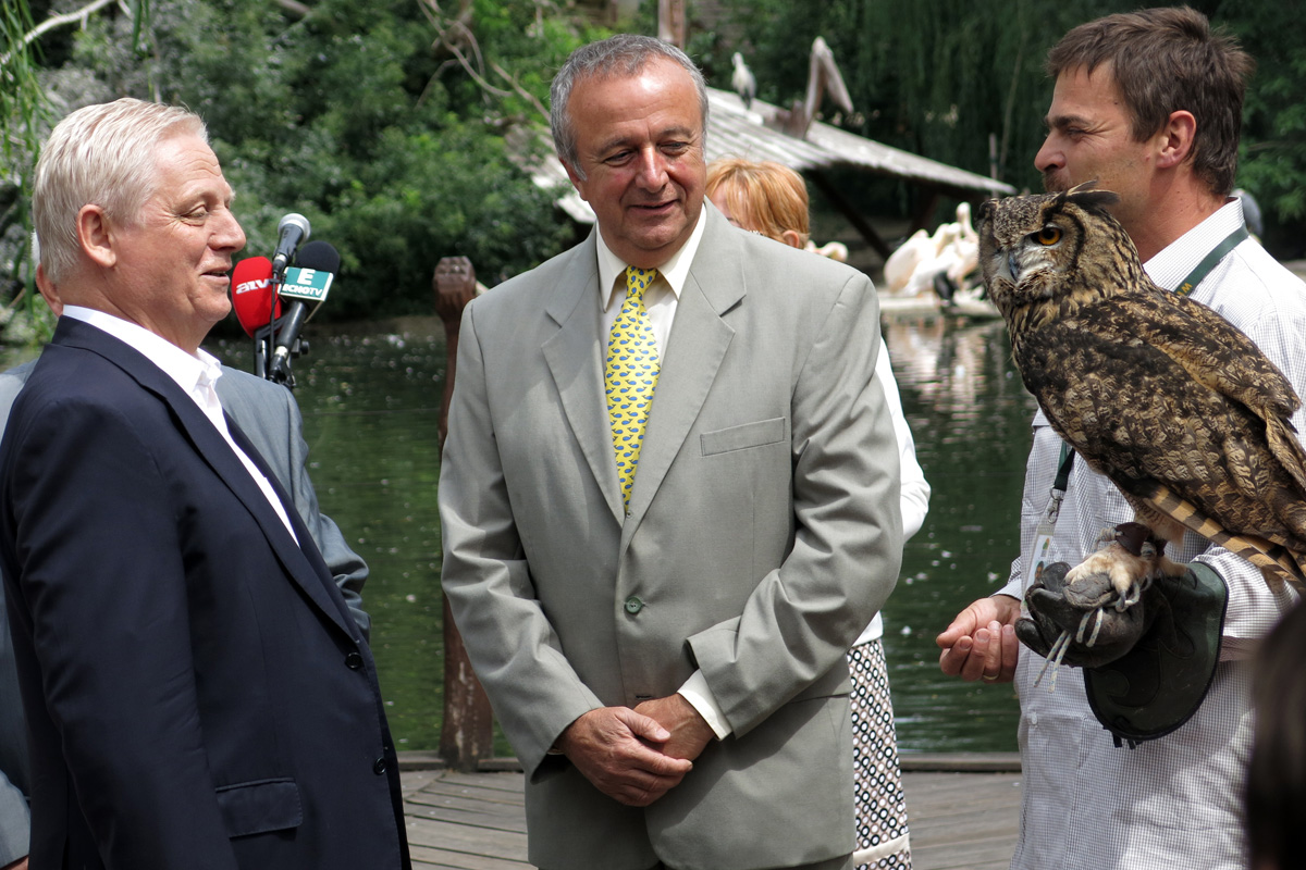 Illustration for article titled Arany hózentrógerben tekintette meg a hangyászt Tarlós István