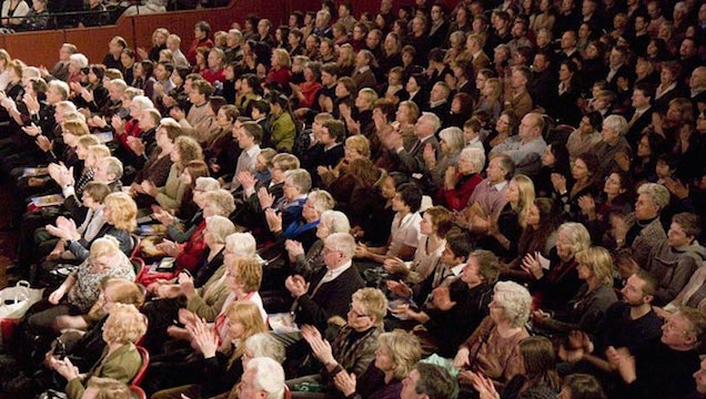 Handelre akart tömegszörfölni az angol tudós, kidobták a koncertről