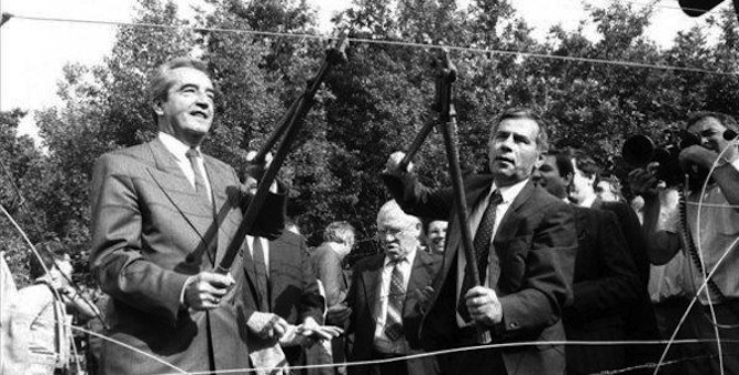 Kamu vasfüggönyt vágott át Horn Gyula a legendás fotókon