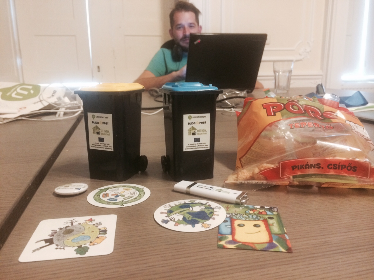 Illustration for article titled Az új budapesti kukásautóknál csak a kukások sajtóajándékai jobbak