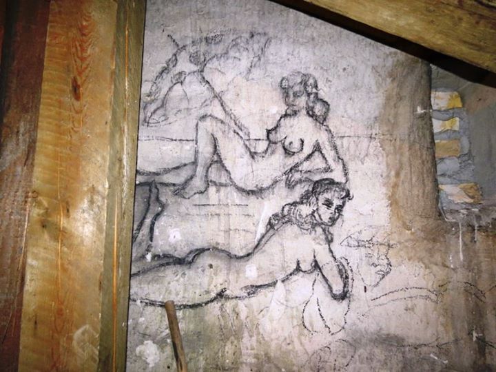 Csöcsös nőket találtak az Egyetemi Könyvtár padlásán