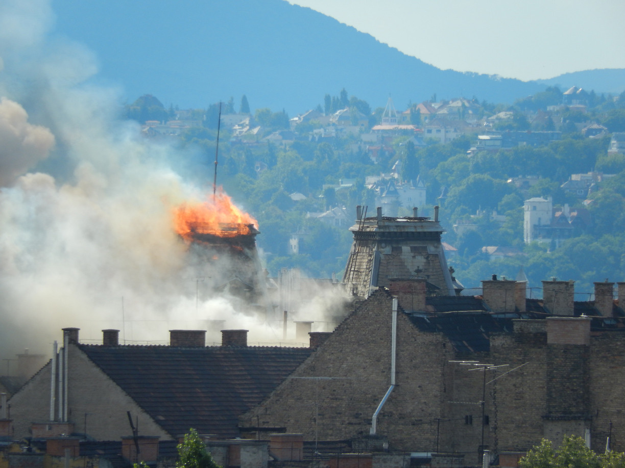 Pár durva kép a lángoló palotáról a Köröndön