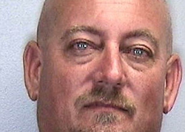 Hirtelen ötlettől vezetve lepippantott egy másik fickót a strandon