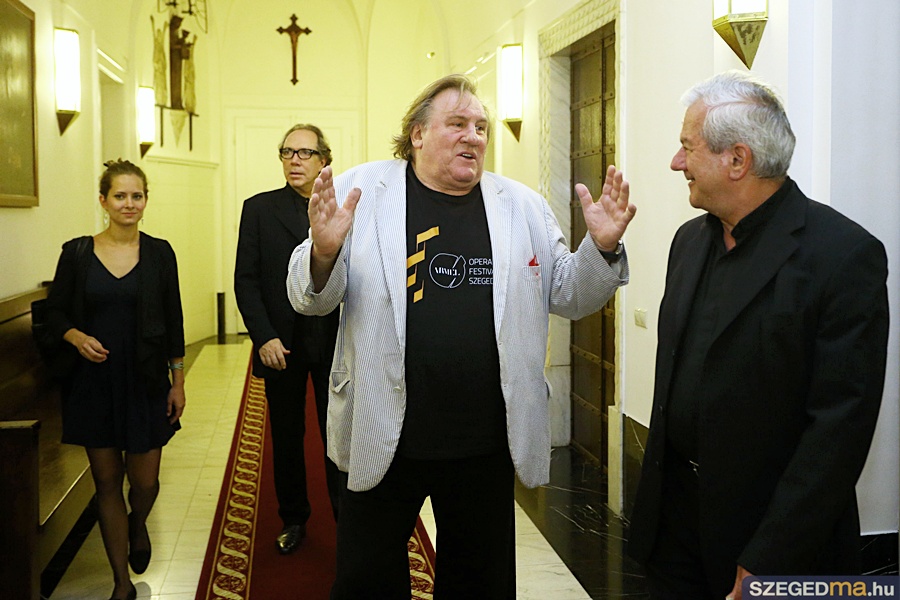 Illustration for article titled BRÉKING! Gérard Depardieu beszállt a szegedi Fidesz-kampányba