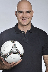 Illustration for article titled Az ifj. Knézy Jenőre maszkírozott Agassi lett Norbi reklámarca