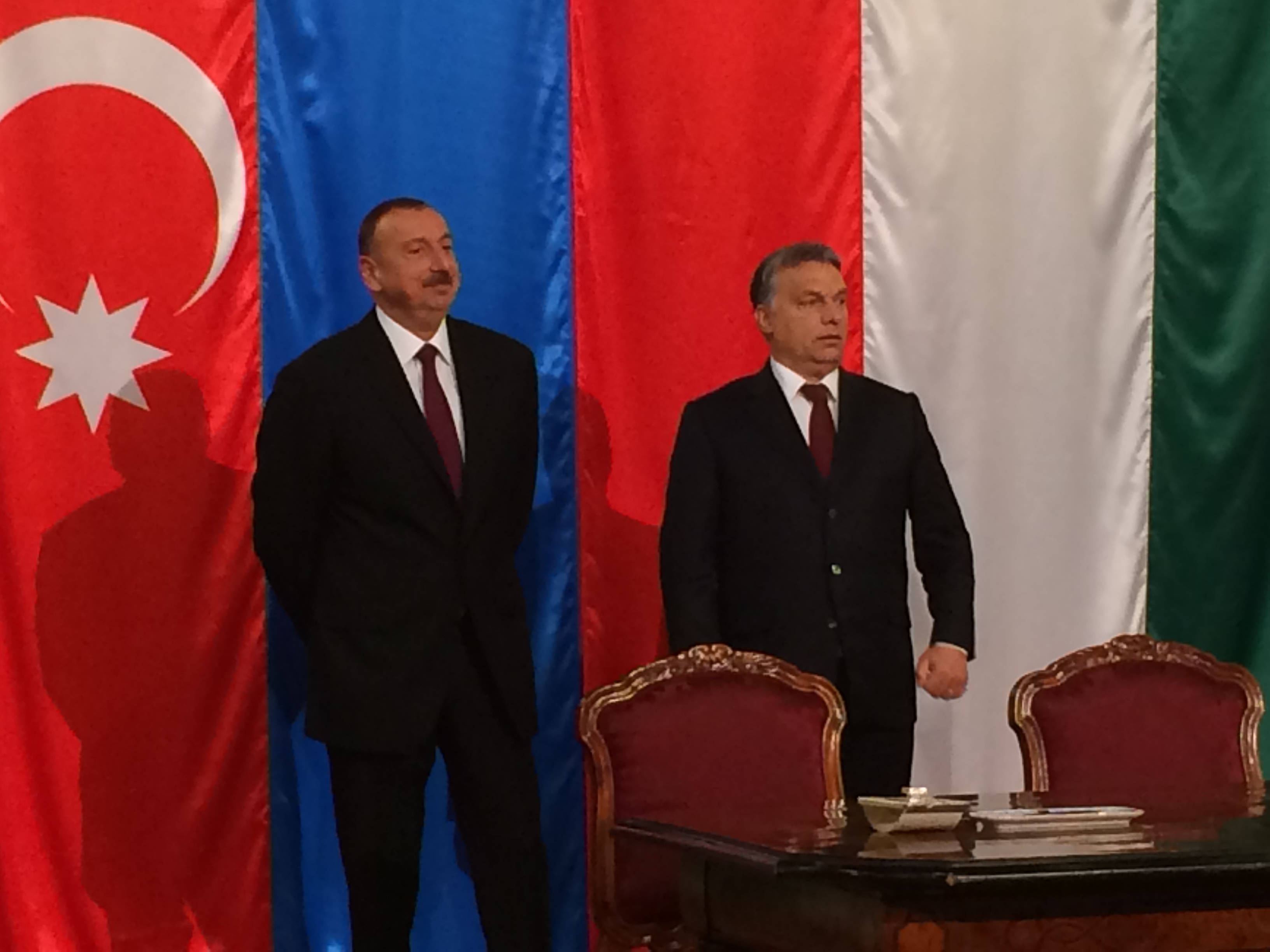 Illustration for article titled Orbán szeme véres, Szijjártó nadrágja rövid, Tarlós unja és kanos