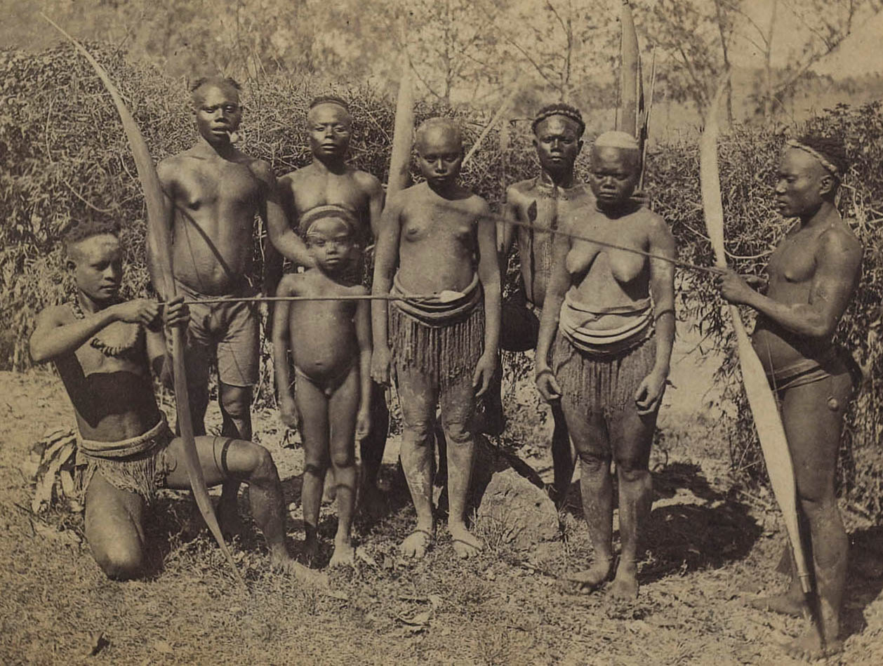 A Nagy Andamán törzs tagjai, fegyvereikkel