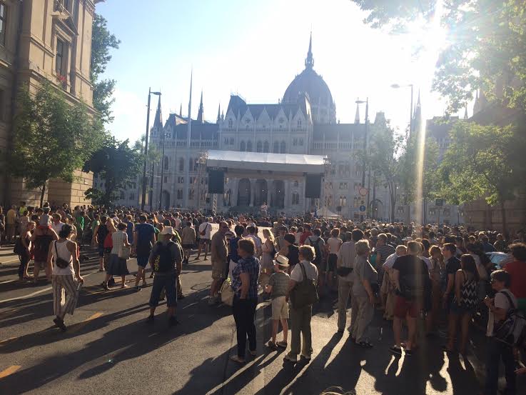 Ilyen a hangulat az origós tüntetésen