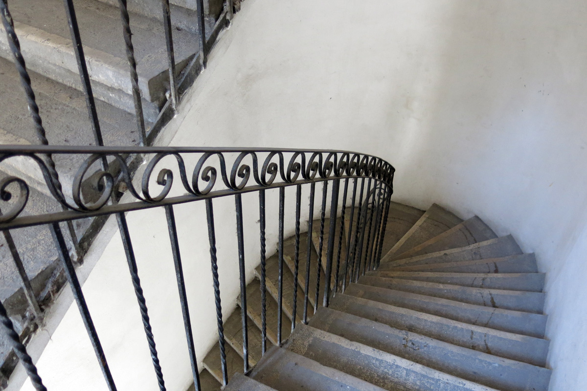 Illustration for article titled Ebbe az Andrássy úti bérpalotába költözik a Cink