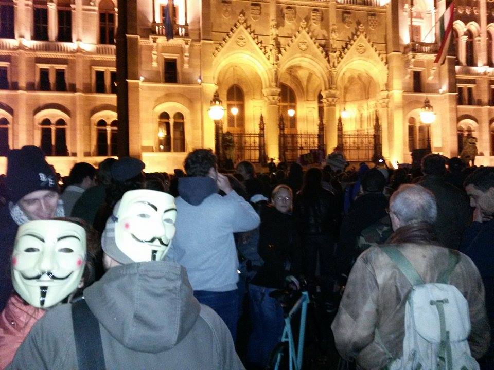 Ezernél is többen gyülekeznek a Kossuth téren