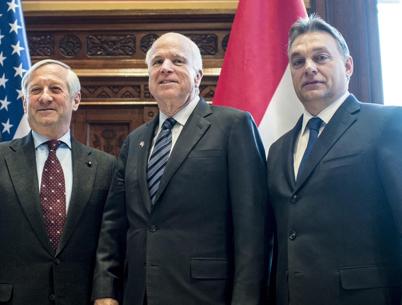 Orbán Viktor büszkén kihúzza magát a vietnami veteránok társaságában