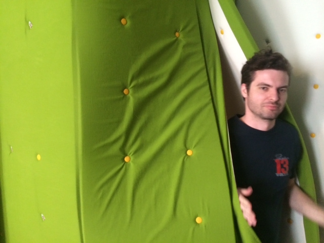 Két hatalmas pinát építettek fel a szerkesztőségünkben