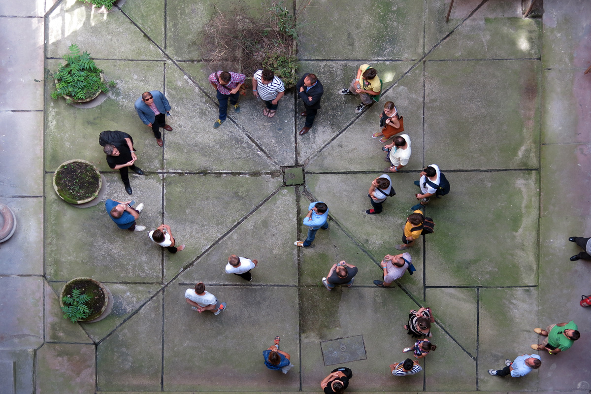 Illustration for article titled Ebbe az Andrássy úti bérpalotába költözik a Cink